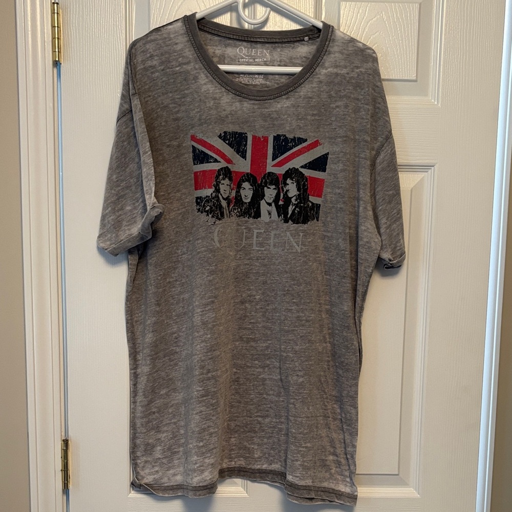 Queen Gray Short Sleeve Graphic Union Jack Tee